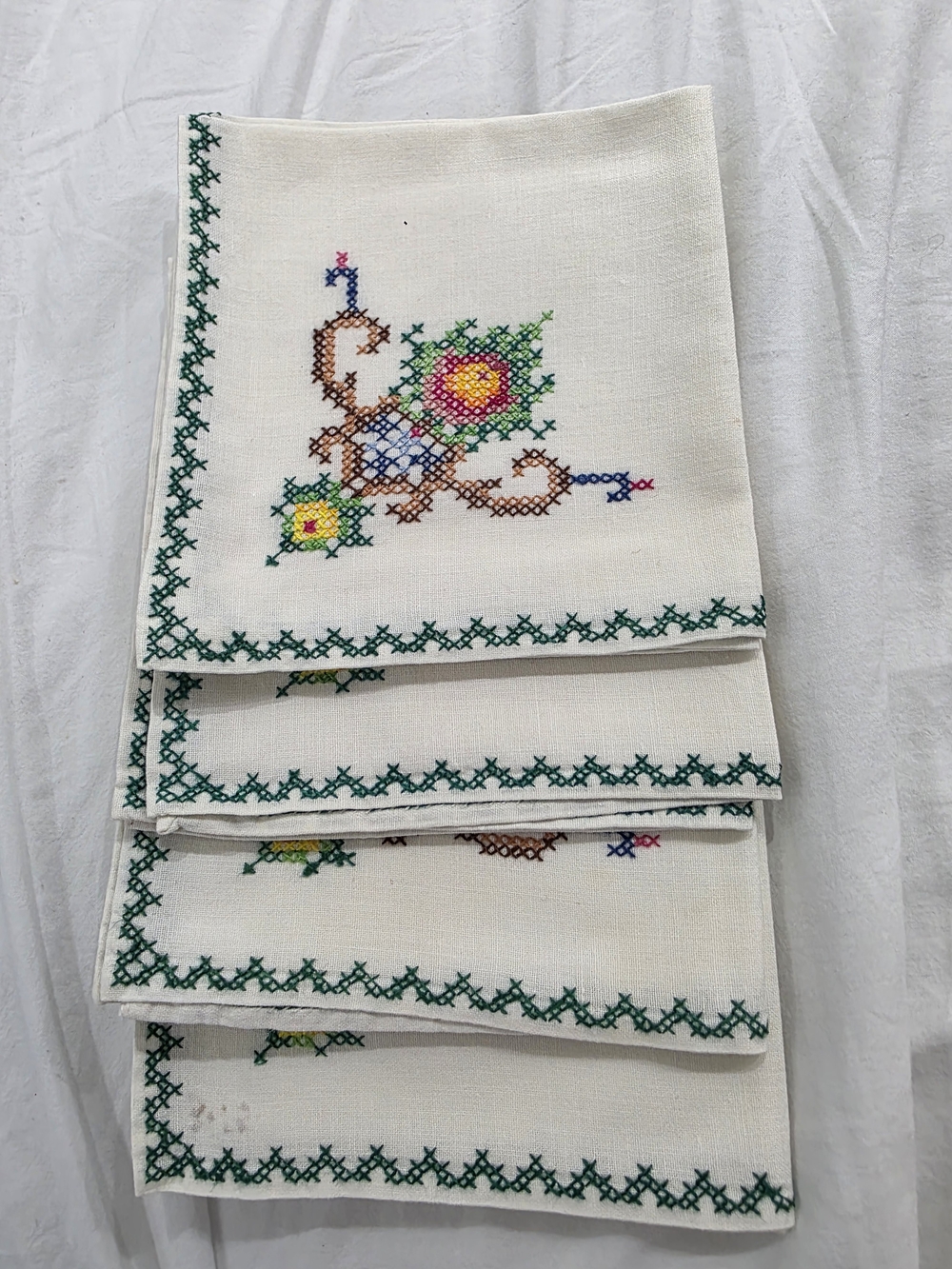 4 Embroidered Floral Napkin Handkerchief White Multicolor Cross-Stitch Like New